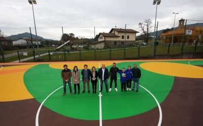 Burger King-ek eta Ibane Cerezok kolorea jarri diote Lezamako futbol kantxari